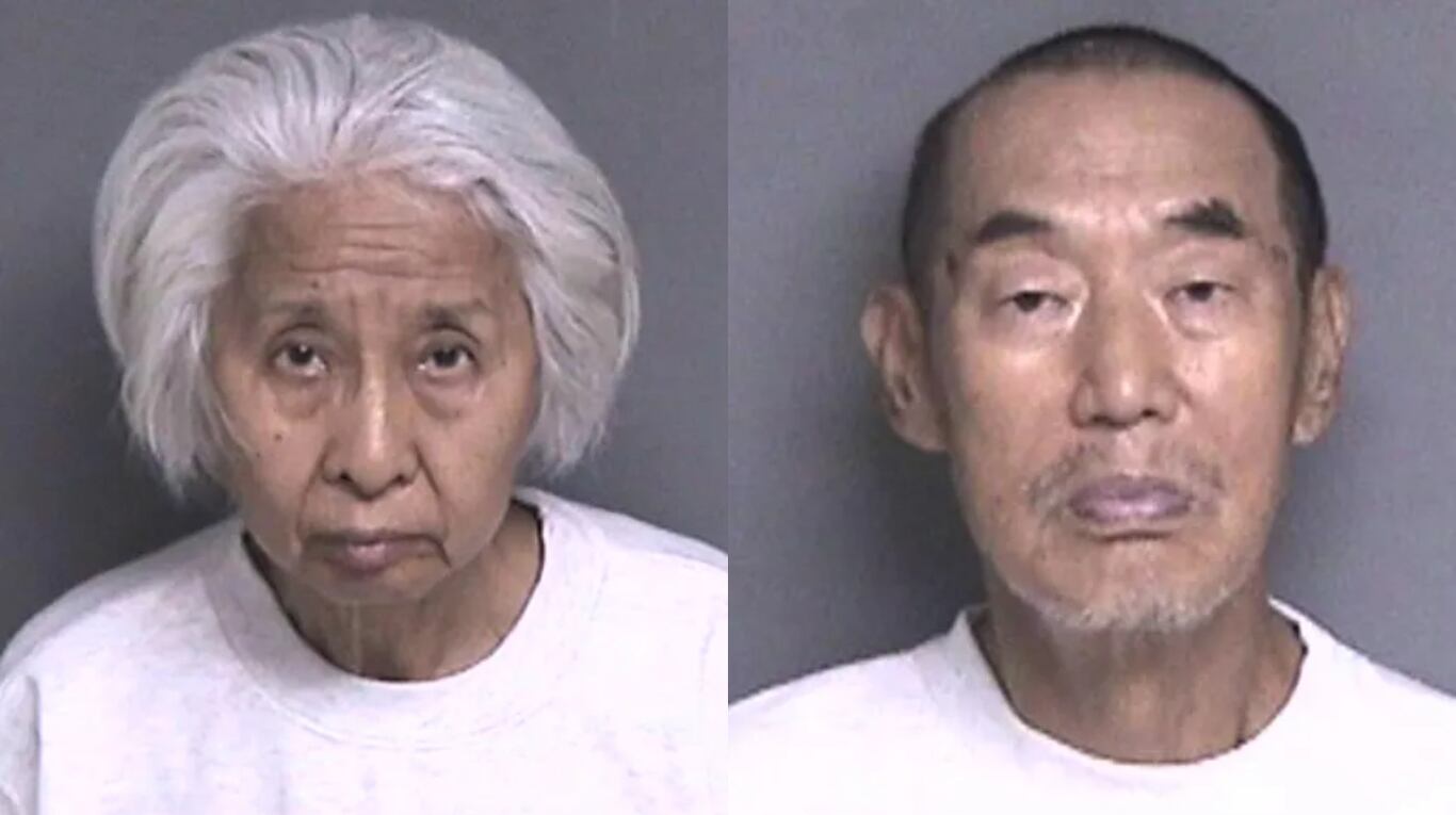 Shouyong Zhang (der.) y Shili Chen (izq.), ambos de 77 años, fueron arrestados cuando se alejaban de la escena del crimen. (Fotos: gentileza Mercury News).