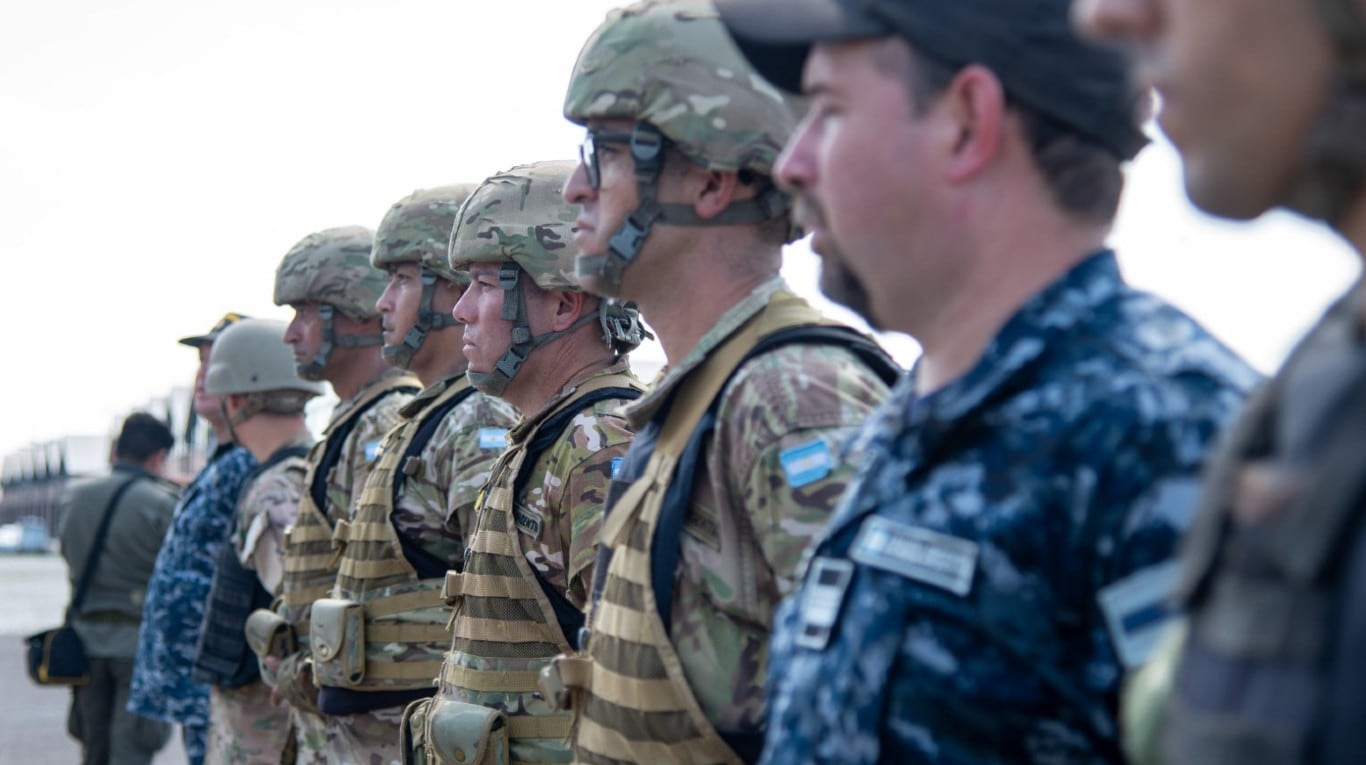 Luego de los reclamos salariales, el Gobierno dispuso un aumento para las Fuerzas Armadas y de Seguridad. (Foto: NA)