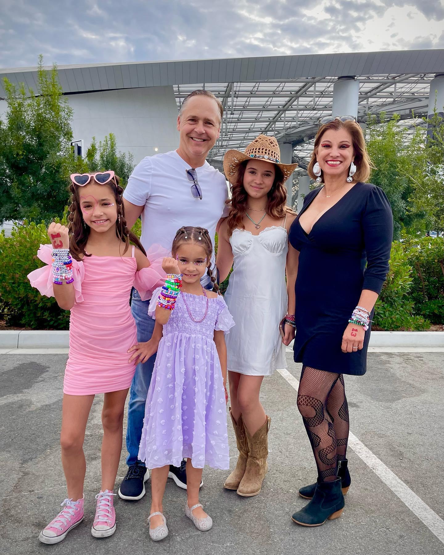 Fiona, la sobrina de Rob Lowe esta vestida de rosa y posa junto a sus padres y hermanas. (Foto: Instagram/ichadlowe)