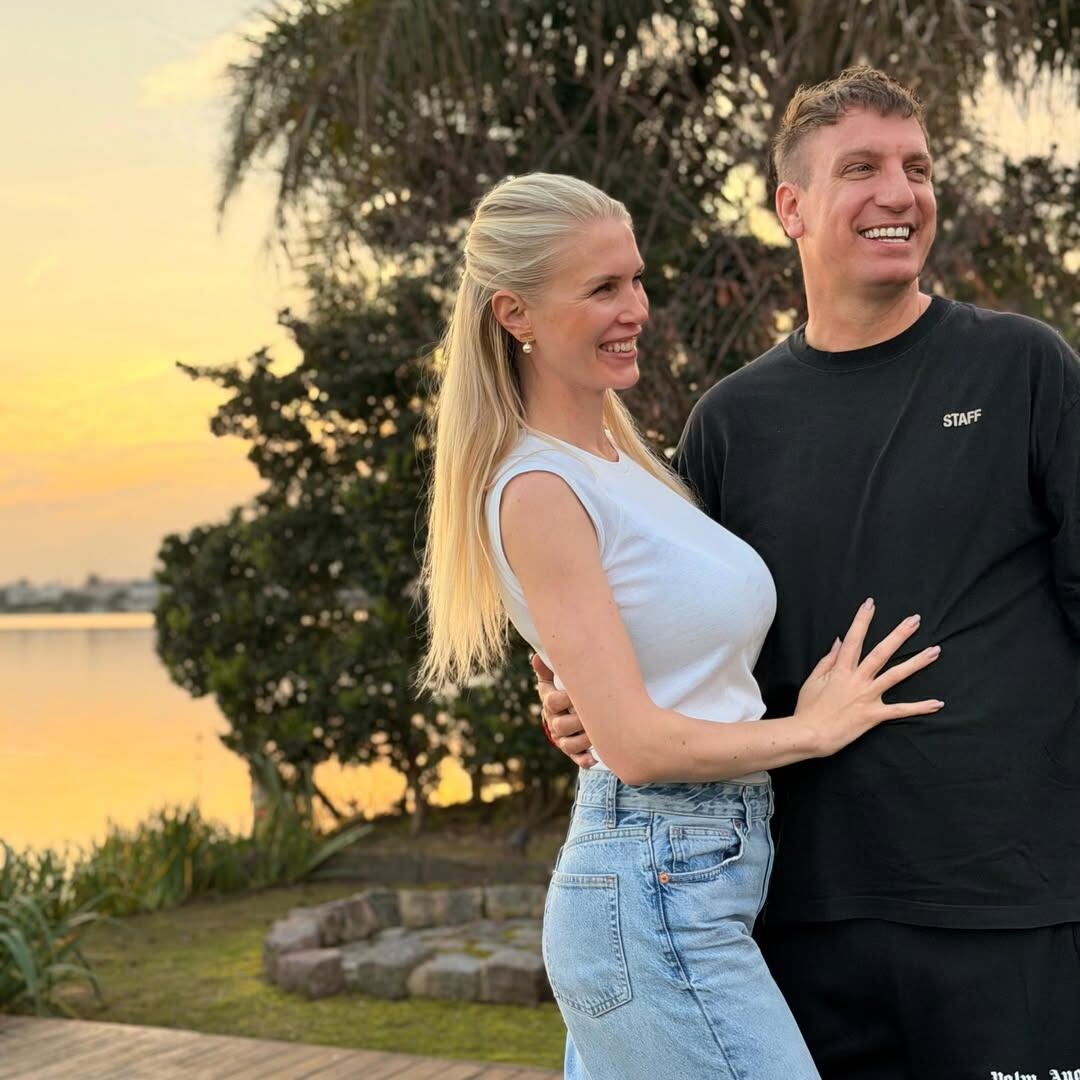 Maxi y Daniela disfrutando de los espacios verdes de su mansión en Nordelta a orillas del lago. (Foto: instagram @officialmaxilopez)