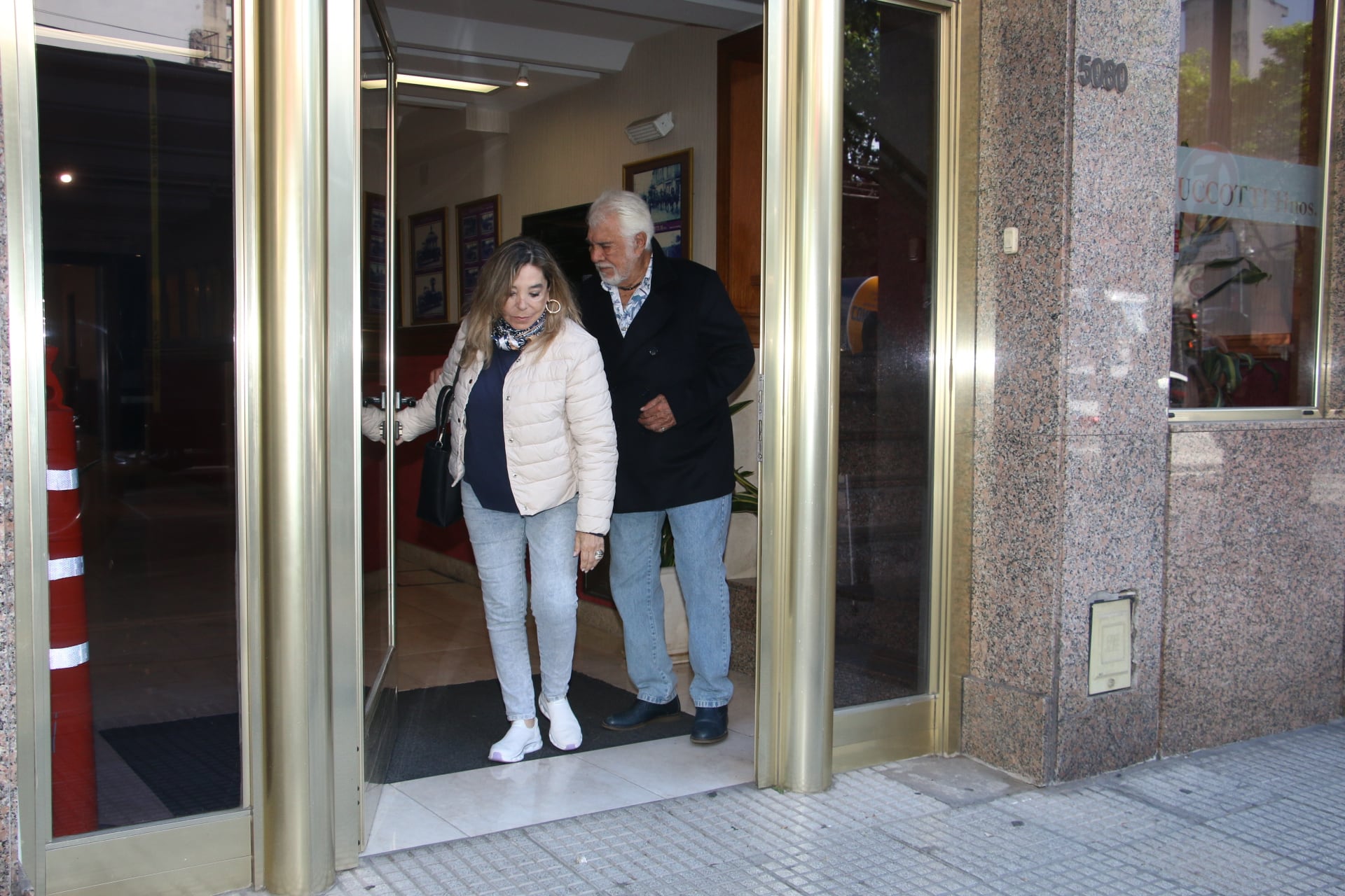 Raúl Lavié y su esposa se acercaron a despedir a Antonio Grimau (Foto: Movilpress)