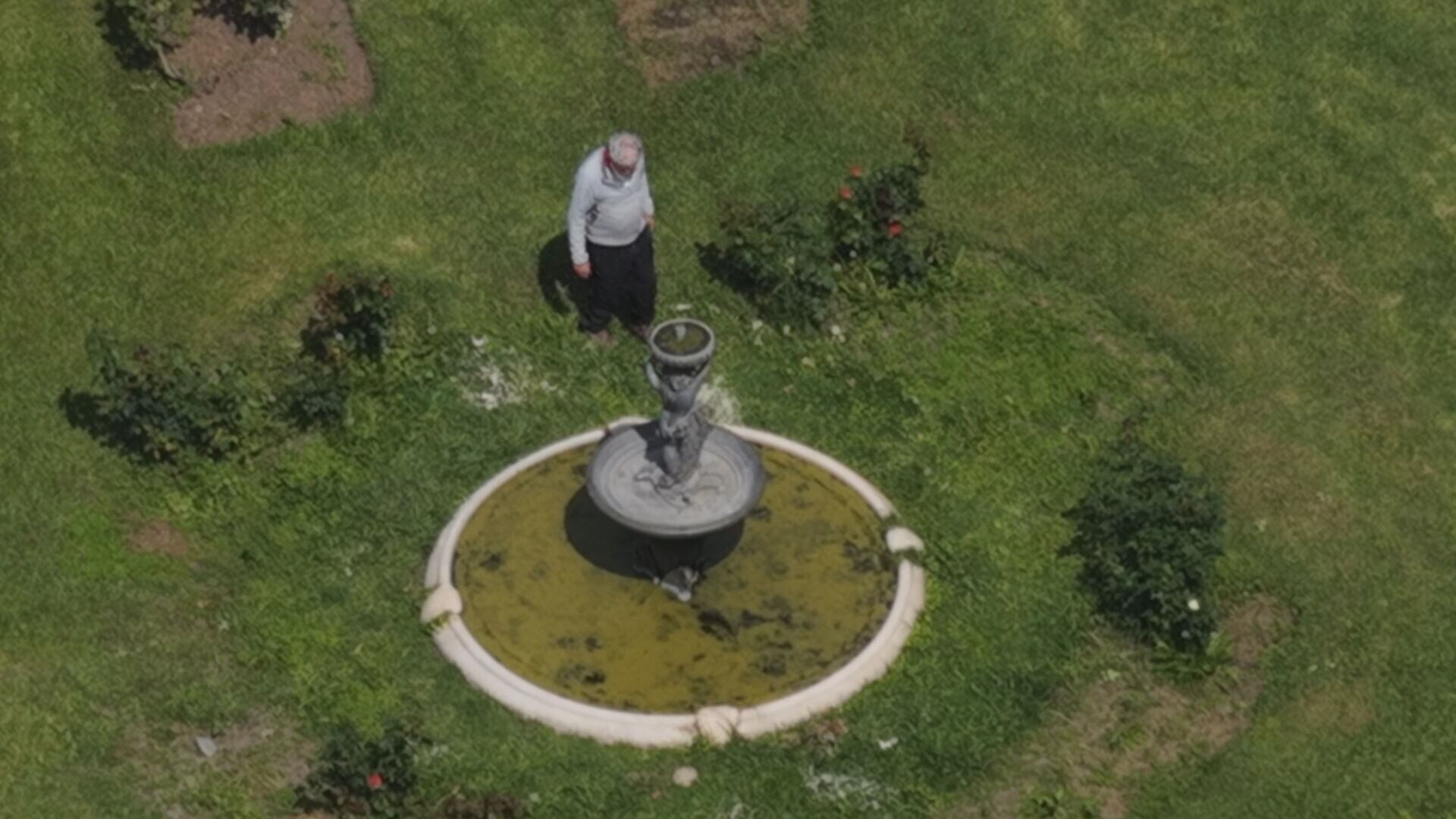 Julio de Vido, preso, junto a su fuente en la chacra de Zárate. (Foto: Captura de video TN).