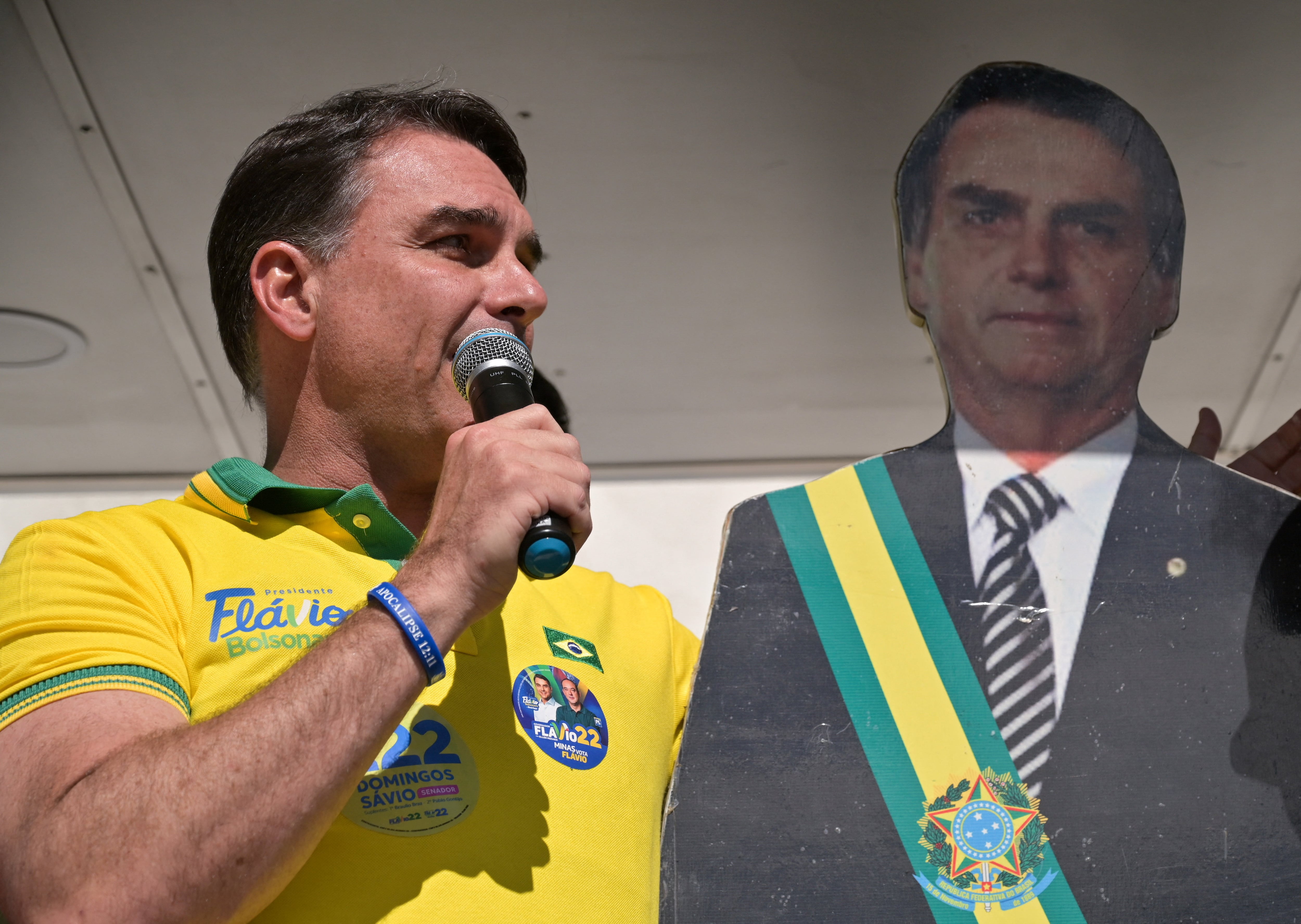 Flávio Bolsonaro sostiene una imagen de su padre, el expresidente Jair Bolsonaro, en un acto de campaña electoral en Belo Horizonte el 18 de agosto de 2026. (Foto: Washington Alves/REUTERS)