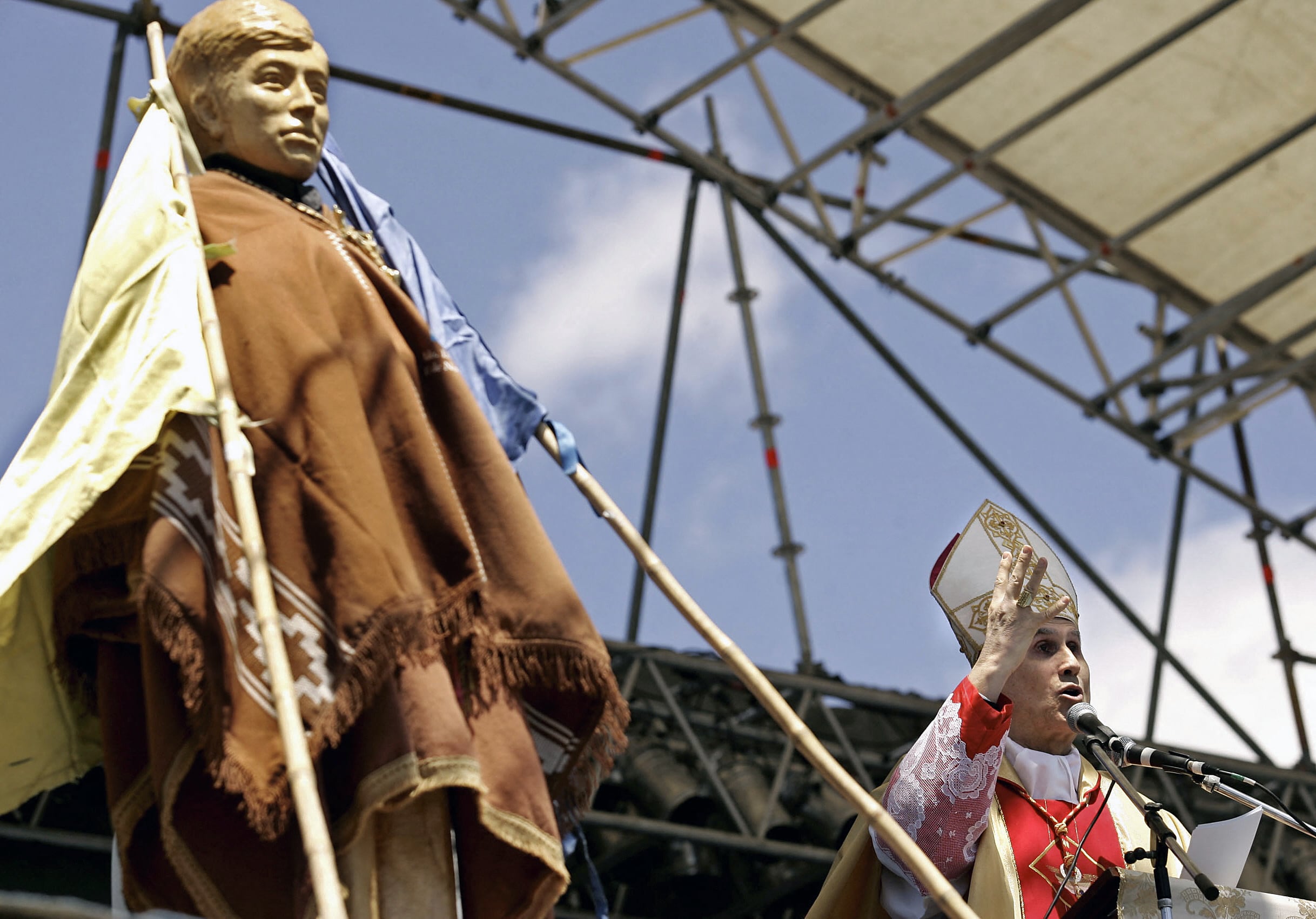 El cardinal Tarcisio Bertone junto a la estatua de Ceferino Namuncurá. (Foto: AFP)