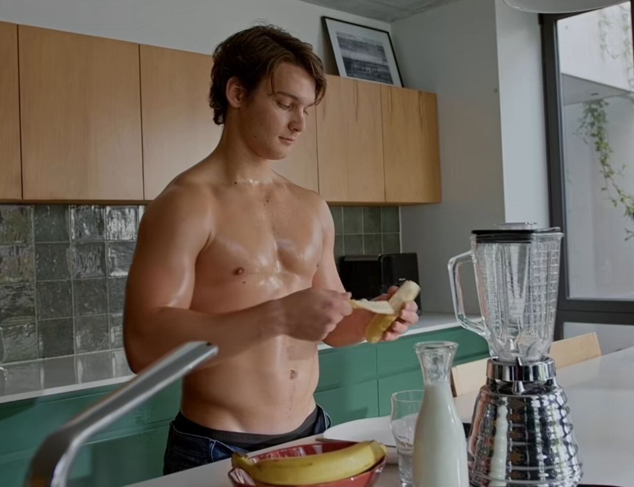 Tiziano Gravier protagonizó una campaña hot. (Captura de video: @harveywillys/@tizianogravier)