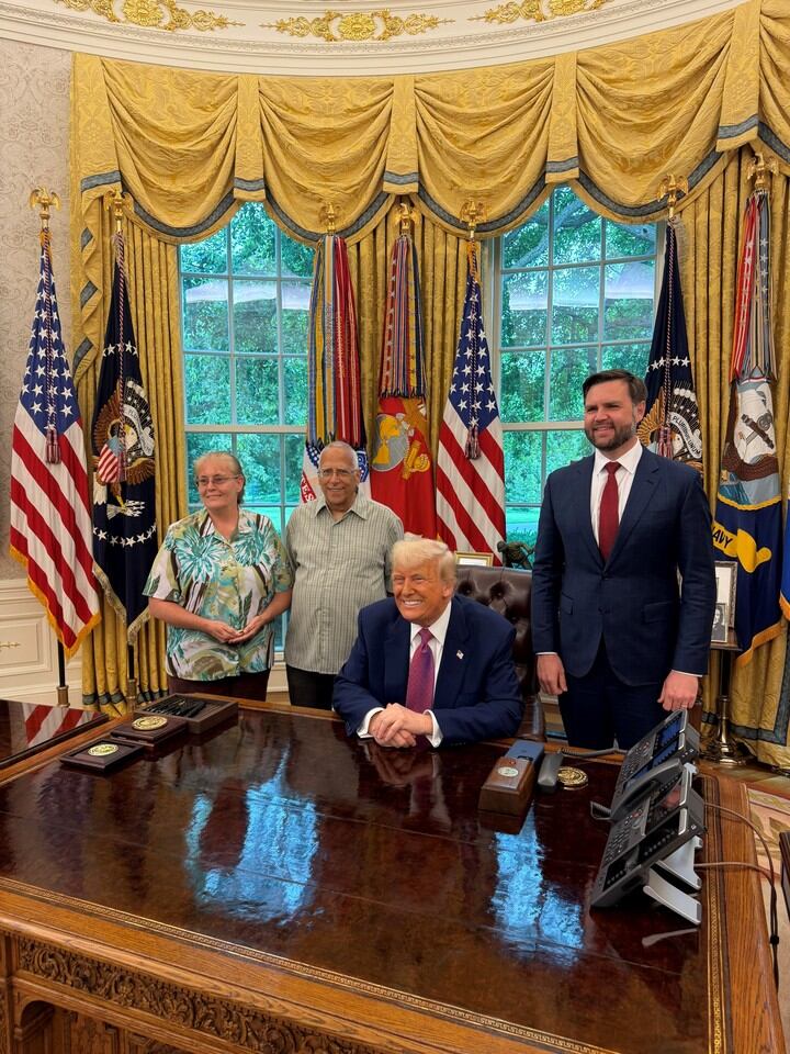 Donald Trump , junto al vicepresidente estadounidense, JD Vance y el hermano mayor del papa León XIV, Louis Prevosti y su esposa Deborah. (Foto: EFE)
