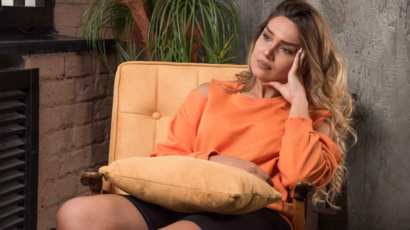 El no agradarle a alguien puede llevar a sobre pensar demasiado las razones. Foto: Freepik
