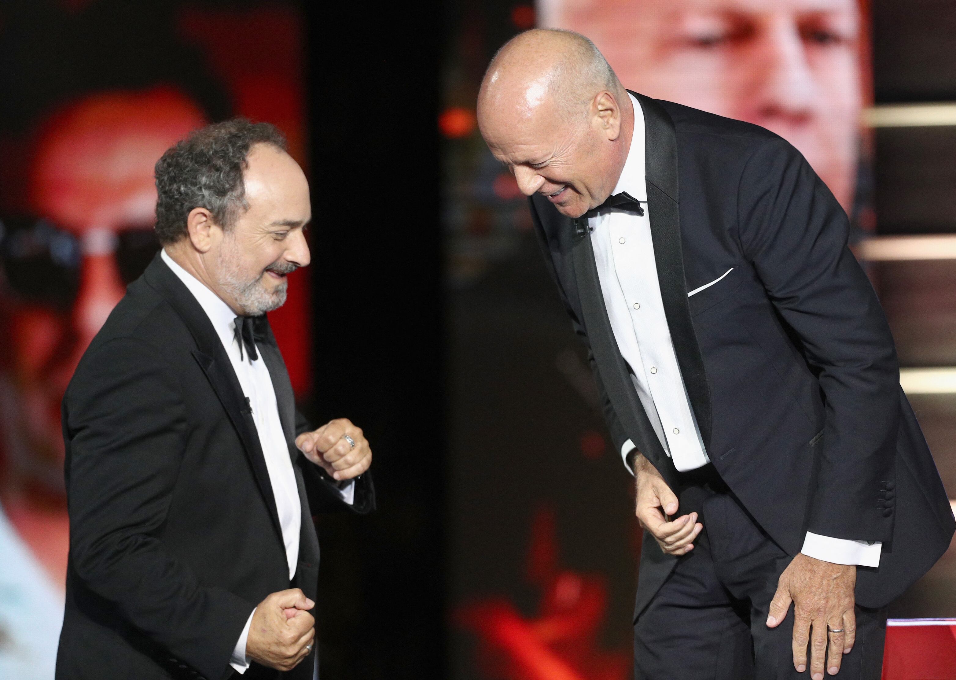 Kevin Pollak, junto a Bruce Willis, durante un programa especial que hicieron en 2018 sobre el actor. (Foto:  AFP/Frederick M. Brown/Getty Images)