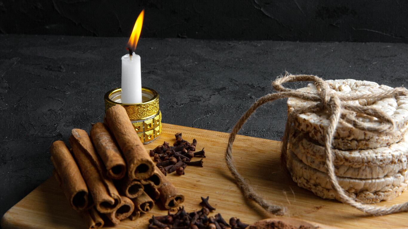 La canela es asociada a la felicidad y a la atracción de buenas energías, por lo que es un elemento fundamental de muchos rituales. (Foto: Freepik).