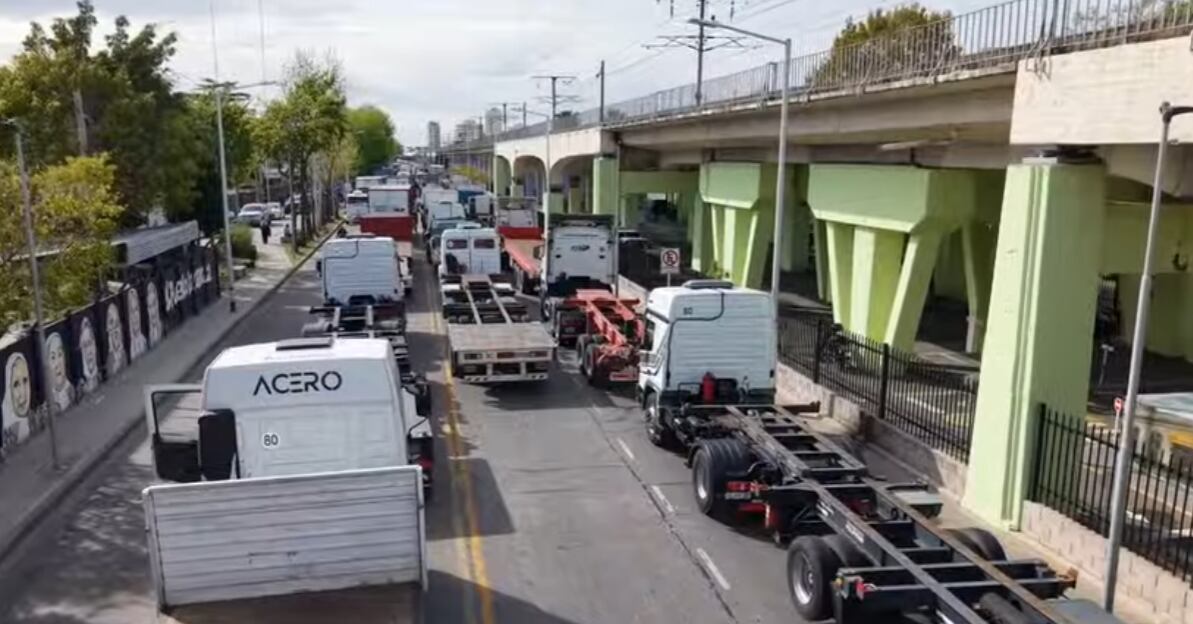 Los camioneros protestan por las fotomultas en Avellaneda. (Foto: TN)