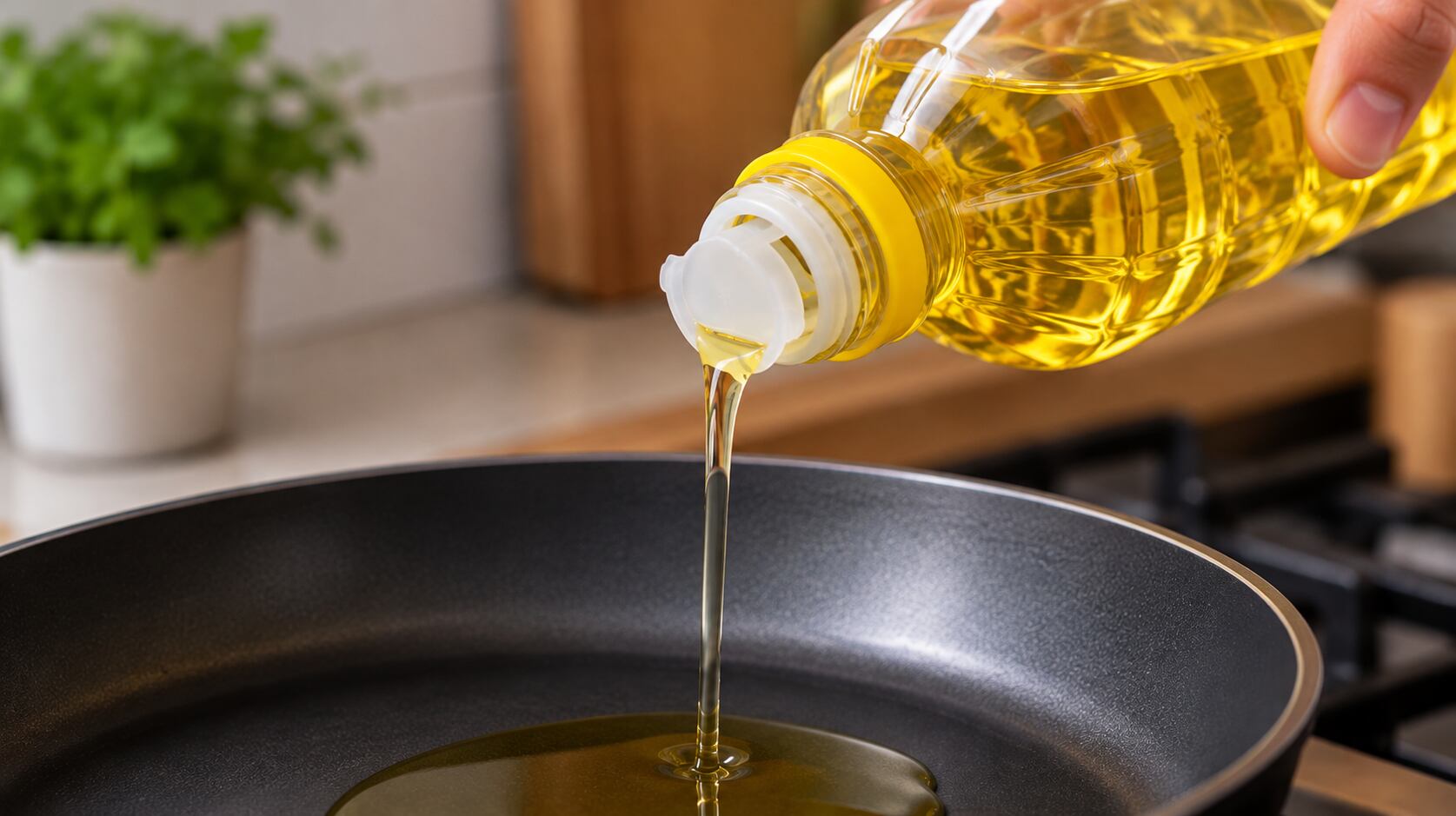 Este truco sirve para regular la cantidad de aceite que cae. (Imagen ilustrativa generada con IA)