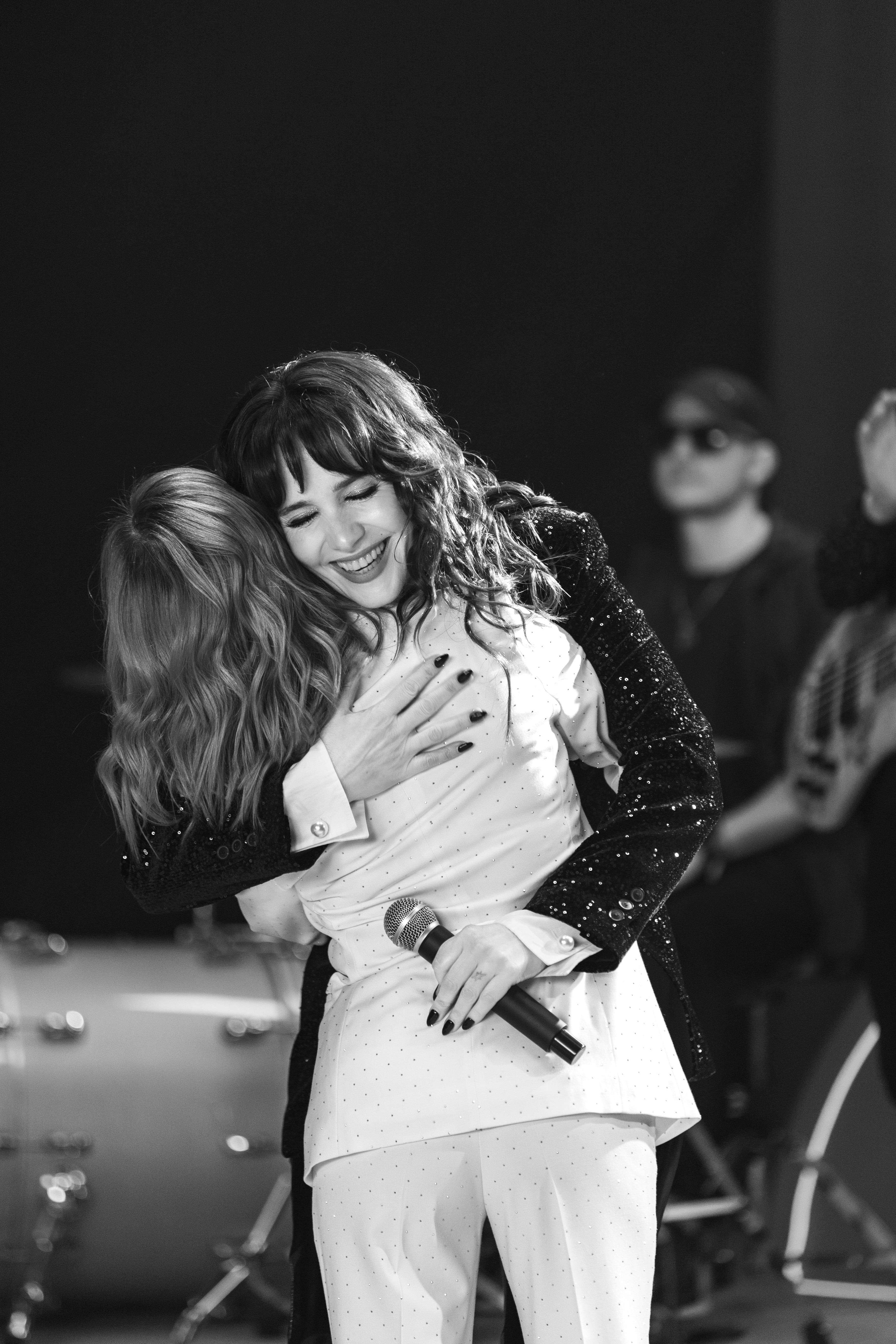 El abrazo de Natalia Oreiro con Marcela Morelo (Foto: prensa).
