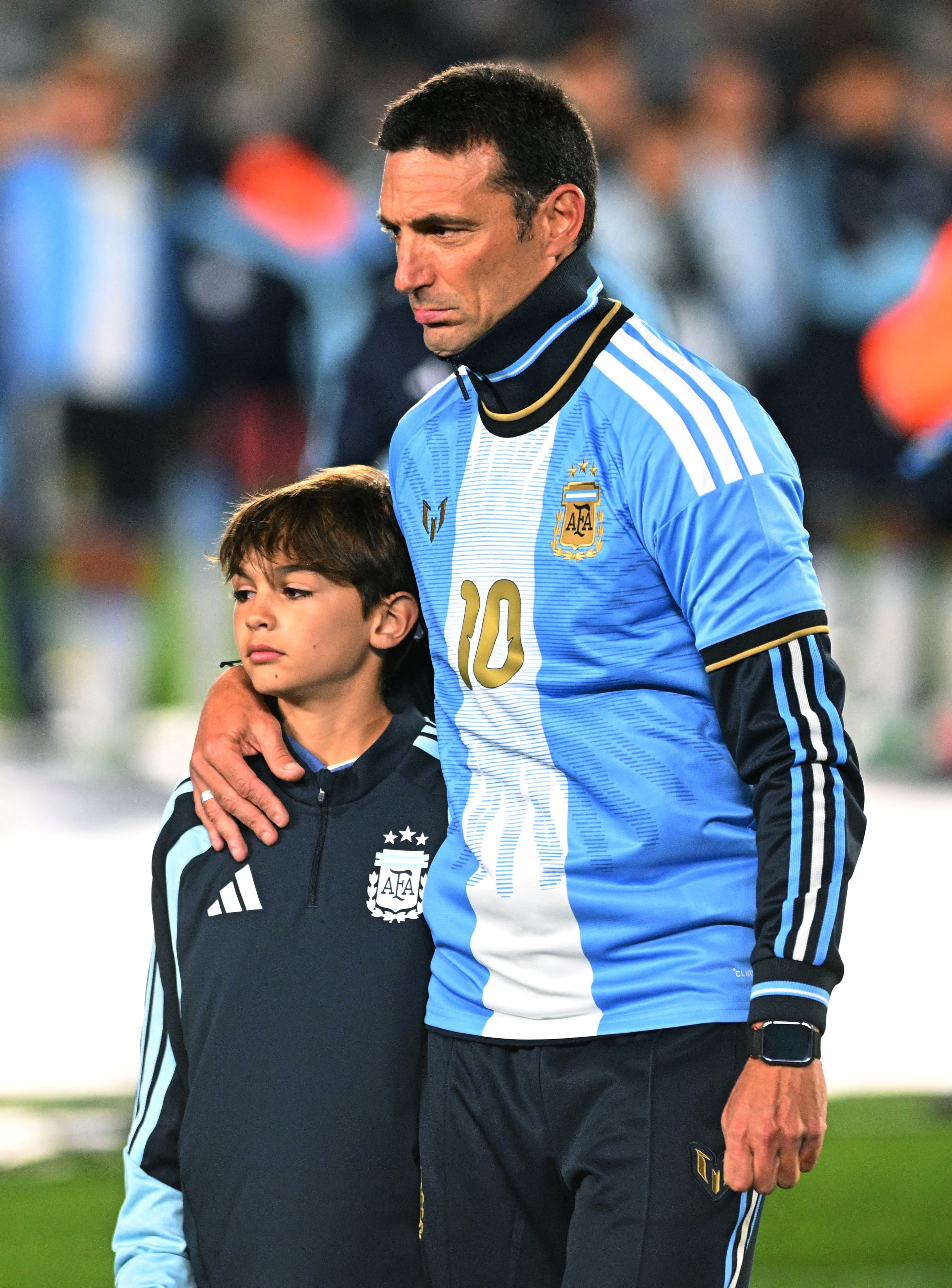 Lionel Scaloni junto a su hijo en la despedida de Lionel Messi de la Selección argentina. (Foto: Reuters)