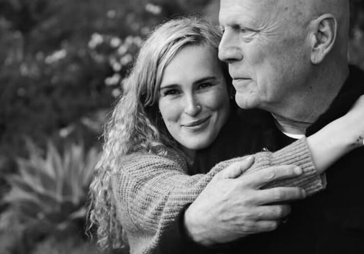 Bruce Willis, junto a su hija Rumer. (Foto: Instagram/rumerwillis)
